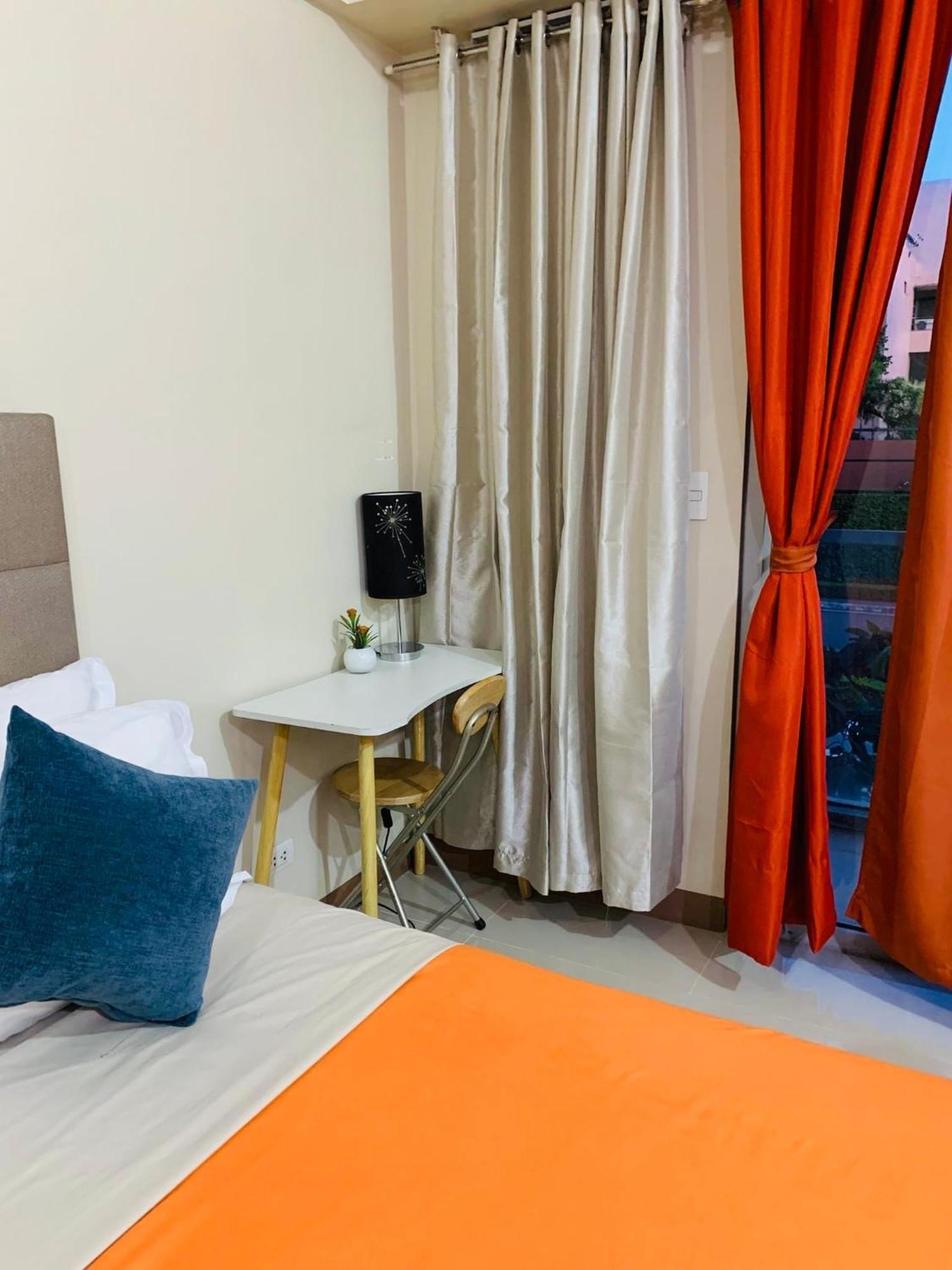 One Palm Tree Villas Condominium - Studio 2Nd Fl With Balcony - Across Terminal 3 Airport Pasay Exterior foto