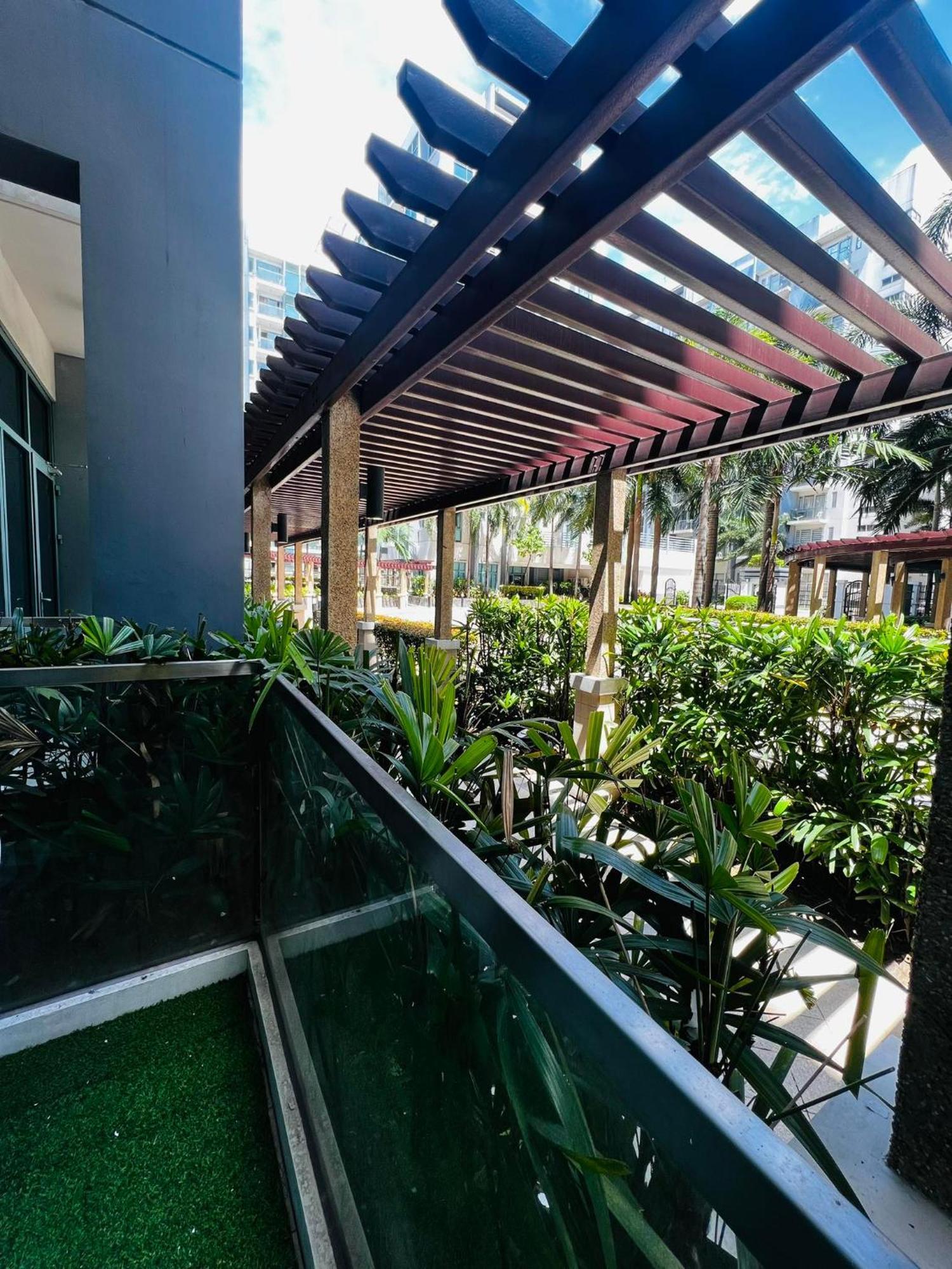 One Palm Tree Villas Condominium - Studio 2Nd Fl With Balcony - Across Terminal 3 Airport Pasay Exterior foto