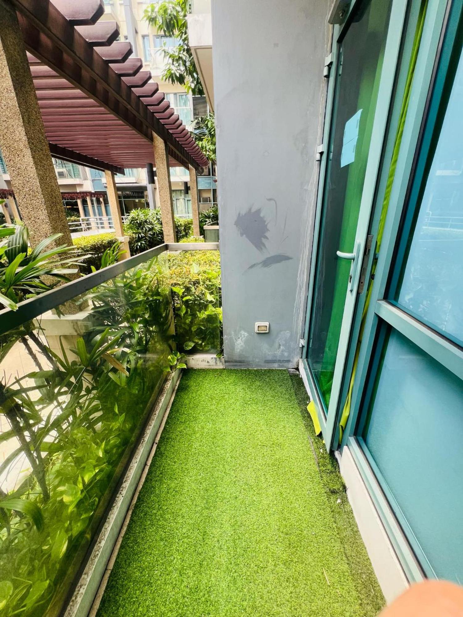One Palm Tree Villas Condominium - Studio 2Nd Fl With Balcony - Across Terminal 3 Airport Pasay Exterior foto
