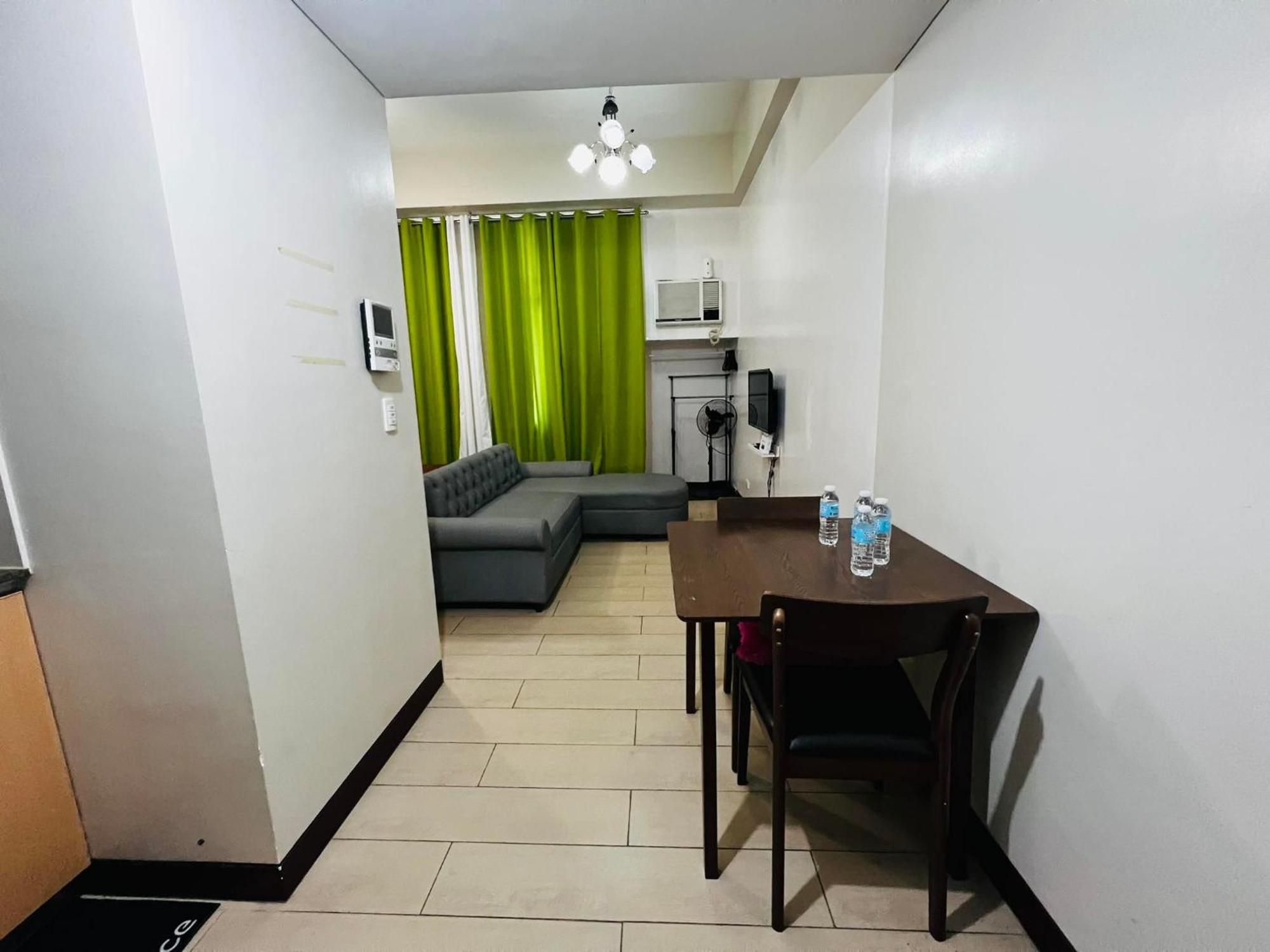 One Palm Tree Villas Condominium - Studio 2Nd Fl With Balcony - Across Terminal 3 Airport Pasay Exterior foto