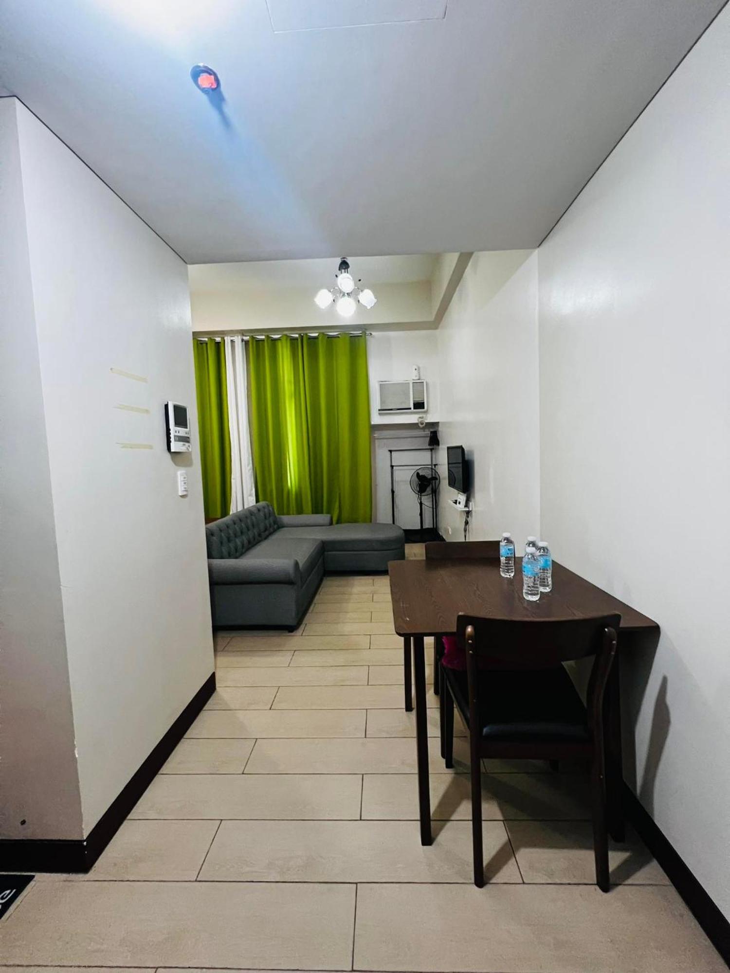 One Palm Tree Villas Condominium - Studio 2Nd Fl With Balcony - Across Terminal 3 Airport Pasay Exterior foto